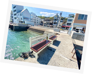 写真:海辺にベンチが写っています