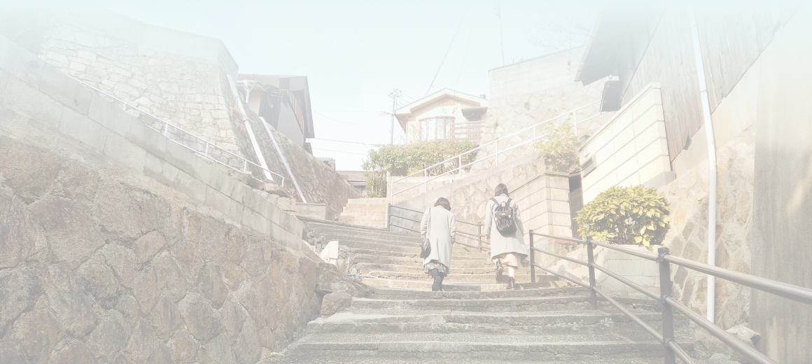 写真:2人の女性が階段を上っています