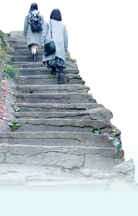 装飾:2人の女性が階段を上っています